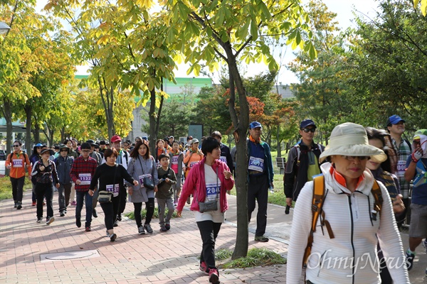  <오마이뉴스> 주최로 21일 열린 '평화통일염원 걷기대회'에 참가한 참가자들이 단풍길을 걷고 있는 모습.