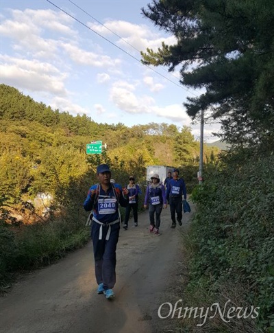  <오마이뉴스> 주최로 21일 오후 대구시 동구 봉무동 단산유적공원에서 열린 '평화통일염원 걷기대회'에 참가한 참가자들이 단풍길을 걷고 있다.