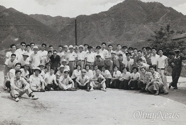 1957년 여름 강원도 양양. 앞줄 왼쪽 세 번째에 앉은 청년이 농촌계몽대장을 맡은 백기완.

