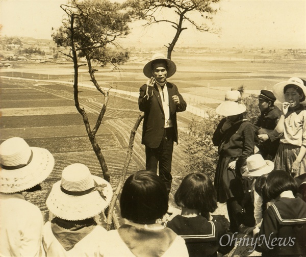 1970년대 농촌지도자풍의 문정현 신부. 한국사회는 사실상 농경사회였고 농촌을 사람 살만한 곳으로 만들어야 하는 과제는 종교계에도 주어져 있었다. 가톨릭농민운동은 70-80년대 반독재 민주화운동의 과정에서도 큰 역할을 하게 된다.

