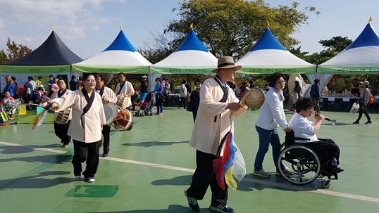 홍성문화연대가 세월호 유가족들의 장터인 엄마랑 함께하장에서 길놀이를 펼치고 있다.  
