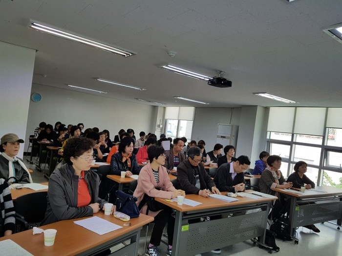 성남만남돌봄센터에서는 사회적협동조합의 이해를 위해 연 2회 조합원 교육을 실시하고 있다