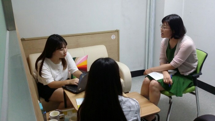 성남만남돌봄센터 기선영 과장과 인터뷰를 진행하고 있는 성남시 사회적경제 청(소)년 서포터즈