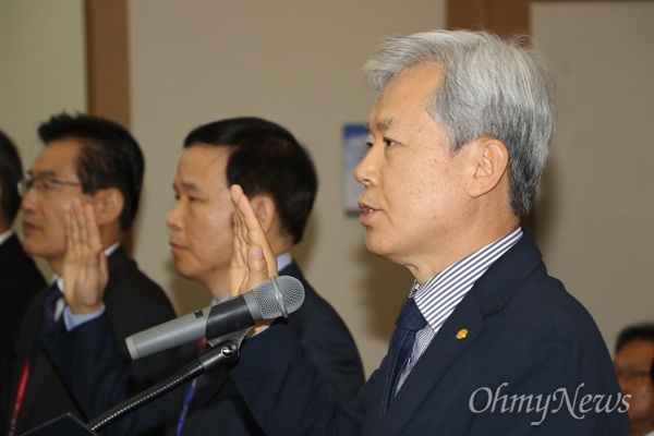 경북대에서 23일 오전 열린 교문위 국정감사에서 김상동 경북대 총장이 선서를 하고 있다.