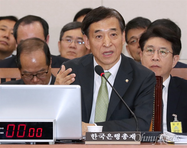 이주열 한국은행 총재가 23일 국회 기획재정위원회 회의실에서 열린 한국은행에 대한 국정감사에서 의원 질의에 답변하고 있다.  