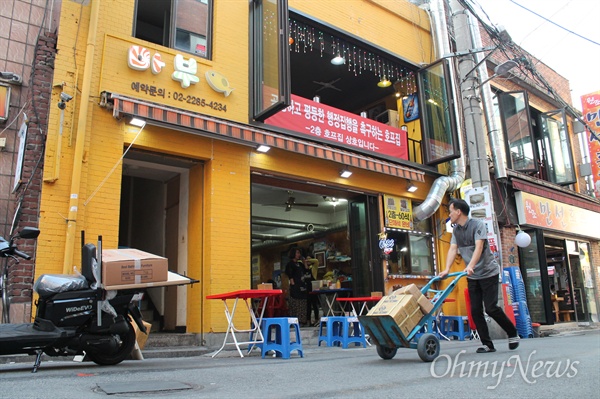 서울 을지로 '노가리 골목'에는 '공정하고 평등한 행정집행을 촉구하는 호프집'이란 간판을 내건 가게가 있다. 