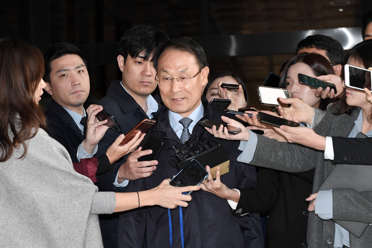 이헌수 전 국가정보원 기획조정실장이 박근혜 정부 '화이트 리스트' 의혹과 관련된 검찰조사를 받기 위해 24일 오전 피의자 신분으로 서울 서초동 서울중앙지검에 출석하고 있다. 2017.10.24
