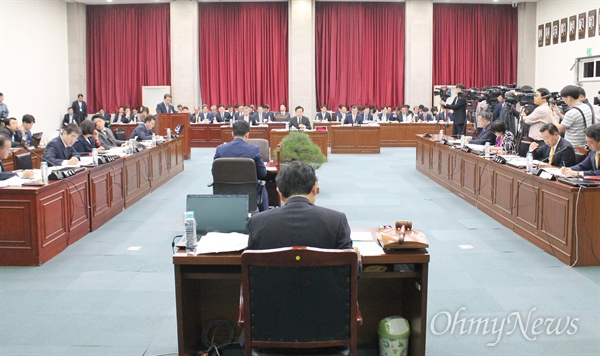 부산시에 대한 국회 행정안전위원회의 국정감사가 24일 오전 부산시청에서 열렸다.