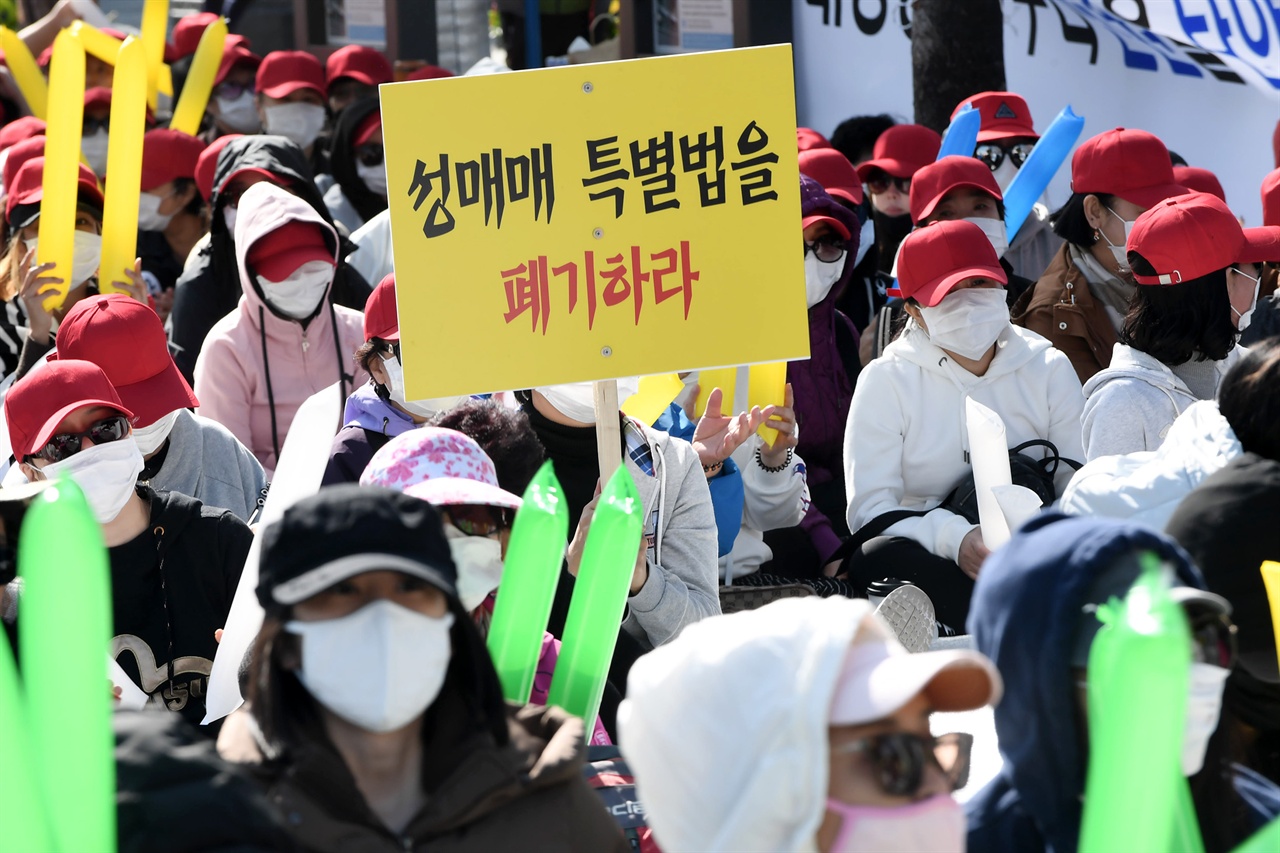  한터 전국연합 소속 회원들이 24일 오전 서울 종로구 세종로 소공원에서 ‘성매매 비범죄화 공약이행 촉구' 집회를 열고 "성매매 특별법 폐기"를 촉구하고 있다. 2017.10.24