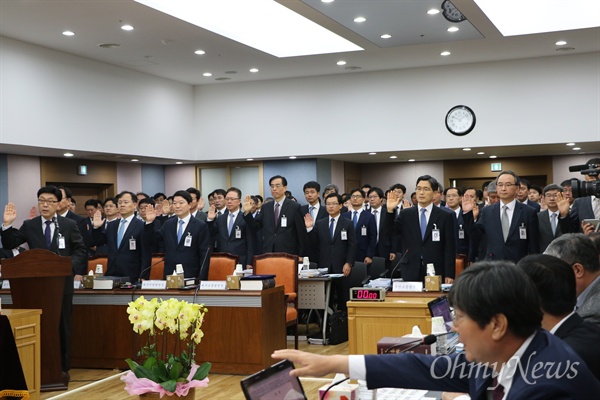 24일 오전 대구고법에서 열린 법사위 국감에서 황한식 부산고법원장과 사공영진 대구고검장 등이 선서를 하고 있다.