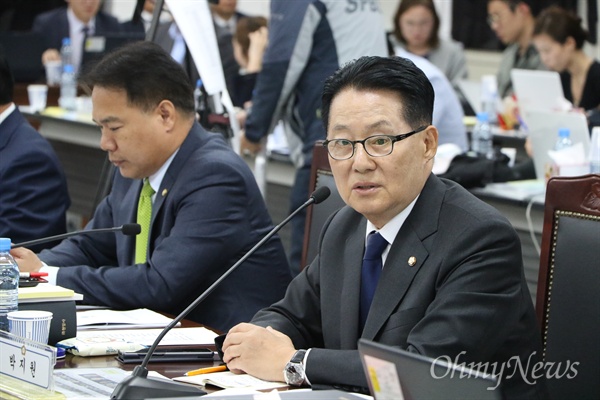 박지원 국민의당 의원이 24일 오후 대구고검에서 열린 법사위 국정감사에서 노승권 대구지검장이 우병우 라인이라며 사퇴를 요구했다.