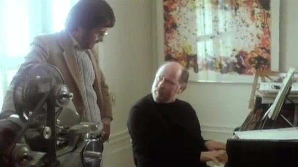  영화 <스코어: 영화음악의 모든 것>의 한 장면. 영화 음악가 존 윌리엄스는 <조스>(1975)의 단순한 모티브를 스티븐 스필버그 감독에게 들려 주고 있다. 이후 그들은 수십 년 간 작업을 함께 하게 된다. 