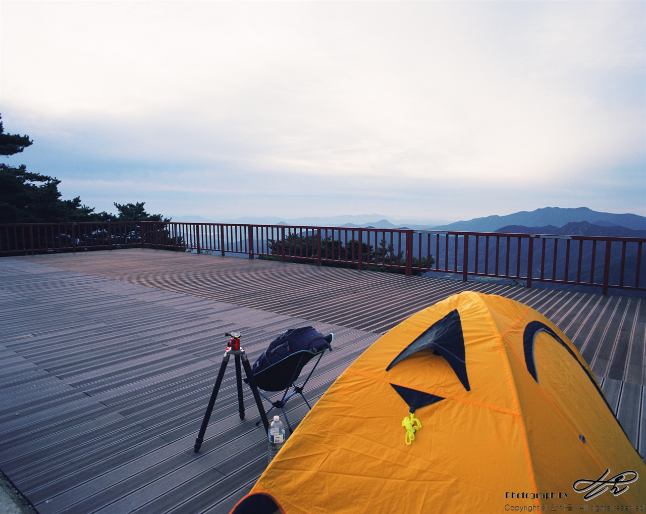 최소한의 야영장비로 (67ii/Ektar)차로 도달할 수 있는 마지막 지점에 있는 데크. 물론 전망용이기 때문에 사람이 없는 시간대에만 최소한의 장비를 놓고 틈틈히 쉬는 용도로 사용한다.