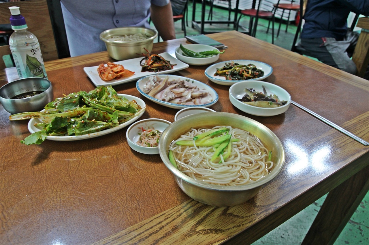 임실 할매국수집 기본 상차림이다. 