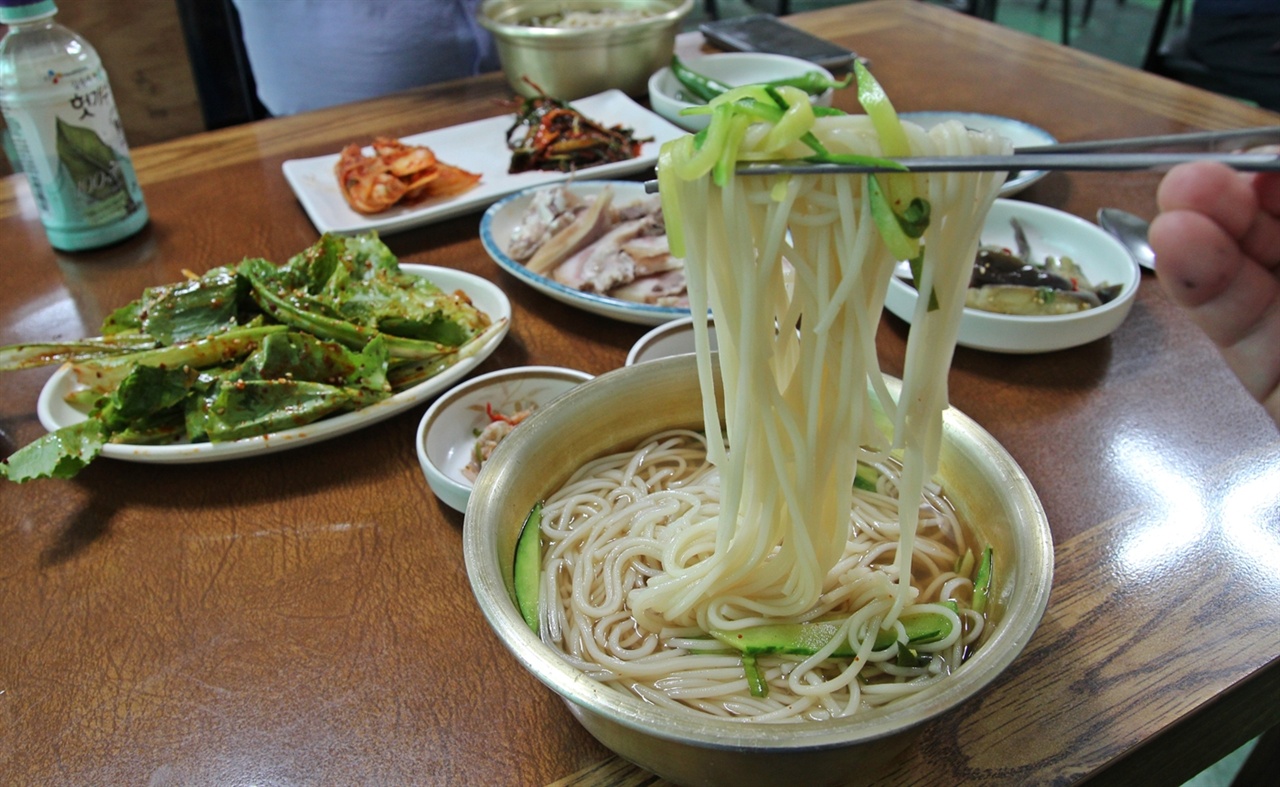  물국수 맛도 일품이다. 또한 착해서 좋다. 