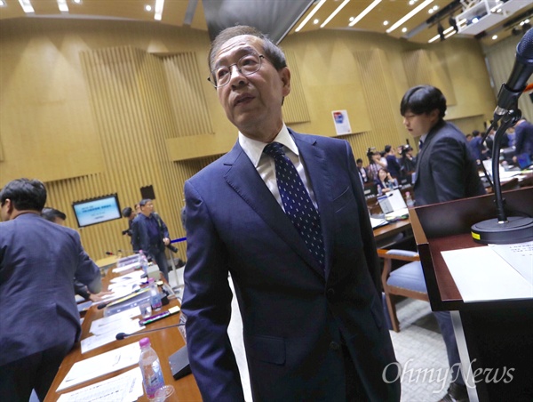 박원순 서울시장이 25일 오전 서울 시청에서 열린 국토교통위원회 서울시 국정감사가 정회되자 자리에서 일어나고 있다.