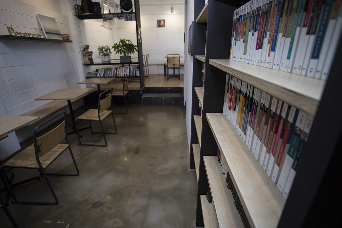 마포구 서교동 와우산로에 위치한 카페 '피터캣'은 하루키의 작품 전집을 보유하고 있다. 