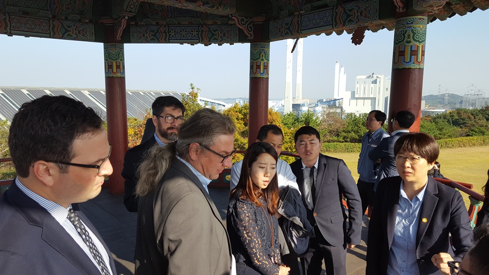 지난 24일 충남에서는 탈석탄 정책 동향을 공유하고, 친환경 에너지전환 실현 방향을 논의하기 위한 ‘2017 탈석탄 친환경 에너지전환 국제 컨퍼런스’가 열렸다.참가자들은 먼저 당진시를 찾아  당진시 송전선로 석탄화력 저지 범시민대책위원회 김현기 상임위원장 등과 당진 지역 석탄화력발전소 문제에 관해 대화를 나눴다. 또한 이들은 이어 당진화력 홍보관과 전망대(석문각)를 잇따라 방문, 당진화력 운영 상황 등을 살폈다.