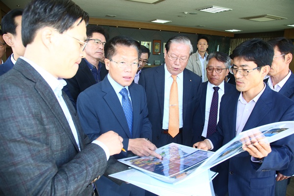  한경호 경남지사 권한대행이 25일 오후 통영 신아에스비 폐조선소 부지를 찾았다.