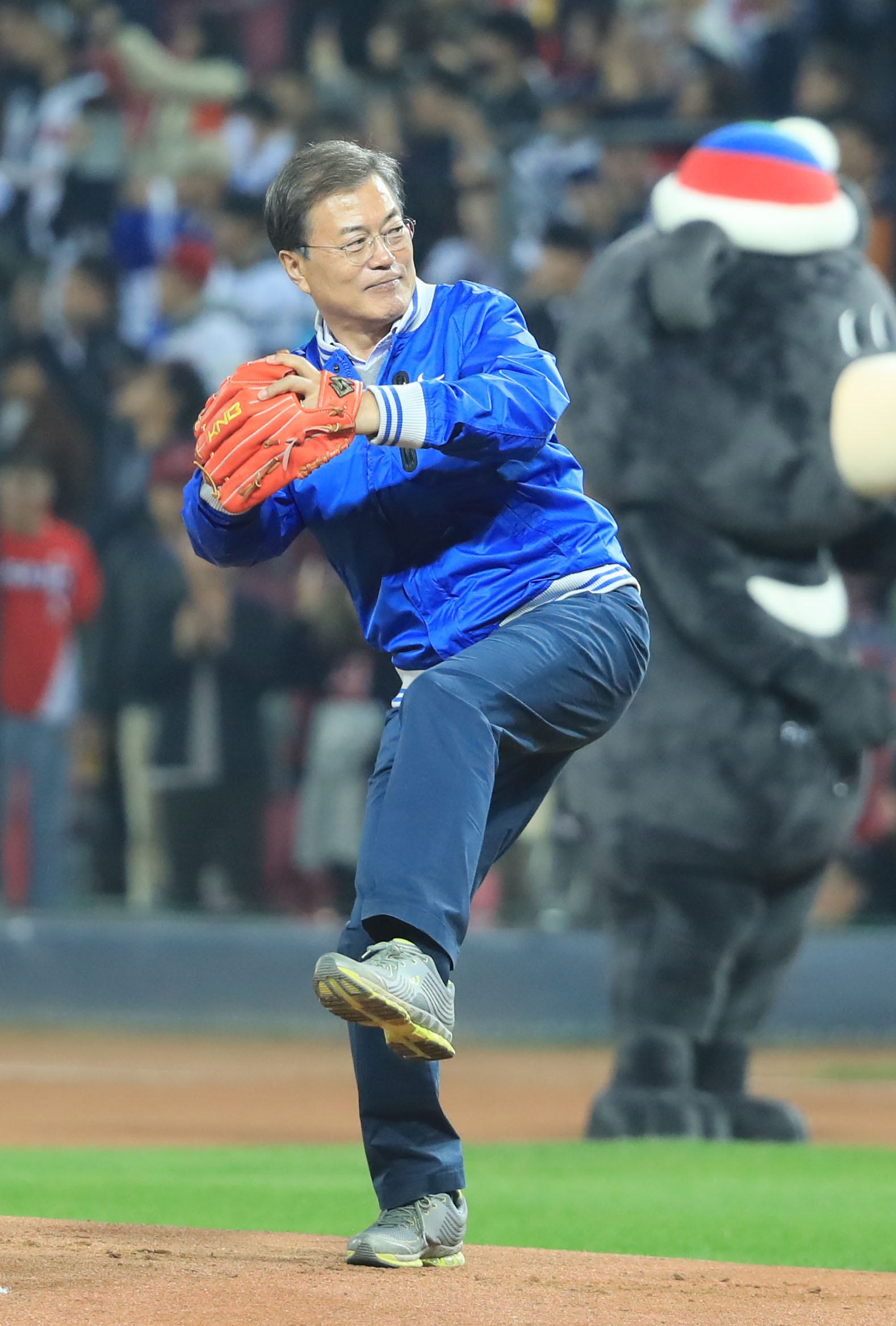 (광주=연합뉴스) 서명곤 기자 = 문재인 대통령이 25일 오후 광주광역시 광주-KIA 챔피언스필드에서 열린 2017 프로야구 한국시리즈 1차전 두산 베어스와 KIA 타이거즈의 경기에서 경기 시작을 알리는 시구를 하고 있다.