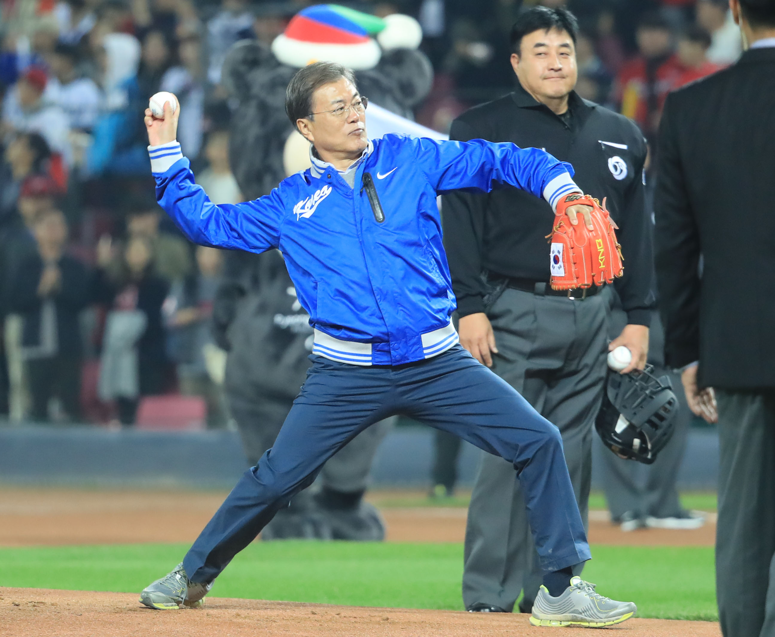 (광주=연합뉴스) 서명곤 기자 = 문재인 대통령이 25일 오후 광주광역시 광주-KIA 챔피언스필드에서 열린 2017 프로야구 한국시리즈 1차전 두산 베어스와 KIA 타이거즈의 경기에서 경기 시작을 알리는 시구를 하고 있다.