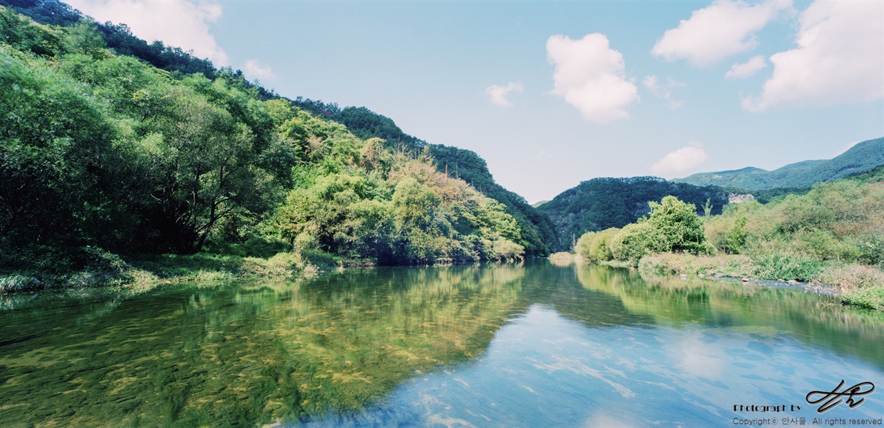 구량천의 잔잔한 수면 (SW612/Ektar100)물길이 넓어지는 구간에서는 마치 물이 멈추어있는 듯 잔잔하다. 아직 나뭇잎이 푸르다.