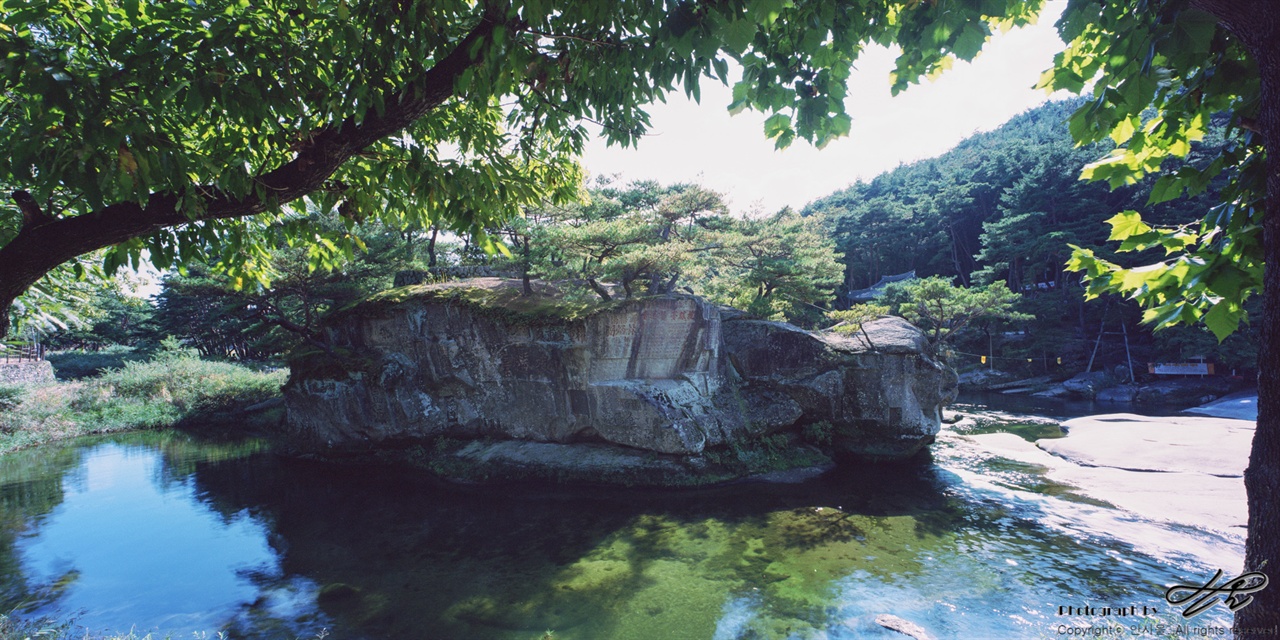 거북바위 (SW612/Ektar100)지금까지 본 거북바위 중 가장 거북이같은 모양새를 가졌다. 수많은 문인들의 이름이 새겨져있다.