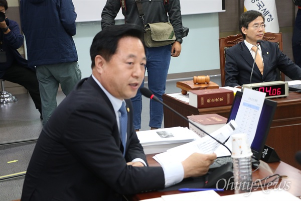 26일 오전 대구국세청에서 열린 국회 기재위 국정감사에서 김두관 의원이 발안을 하고 있다.
