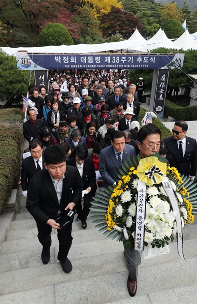 26일 오전 서울 동작구 국립서울현충원 박정희 전 대통령 묘역에서 열린 제38주기 추도식을 찾은 시민들이 참배하고 있다. 