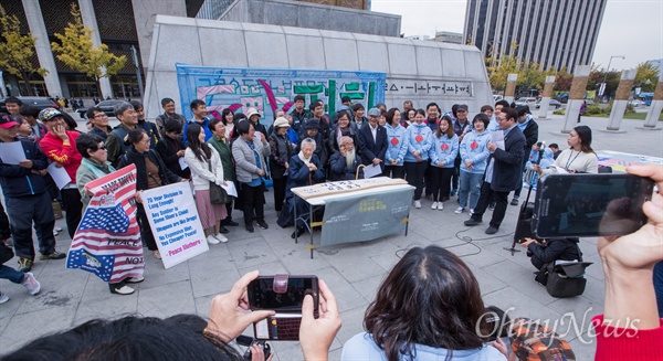 26일 오후 서울 광화문광장 미대사관 맞은편에서 반전평화를 위한 문정현 신부의 서각기도를 앞두고 기자회견을 열고 있다.