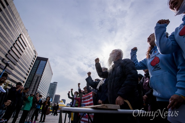 26일 오후 서울 광화문광장 미대사관 맞은편에서 반전평화를 위한 문정현 신부의 서각기도를 앞두고 기자회견을 열고 있다.