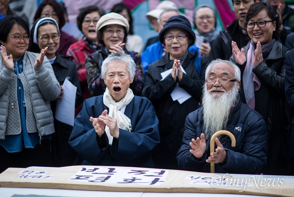 지난 10월 26일 오후 서울 광화문광장 미대사관 맞은편에서 반전평화를 위한 문정현 신부의 서각기도를 앞두고 기자회견을 열고 있다.