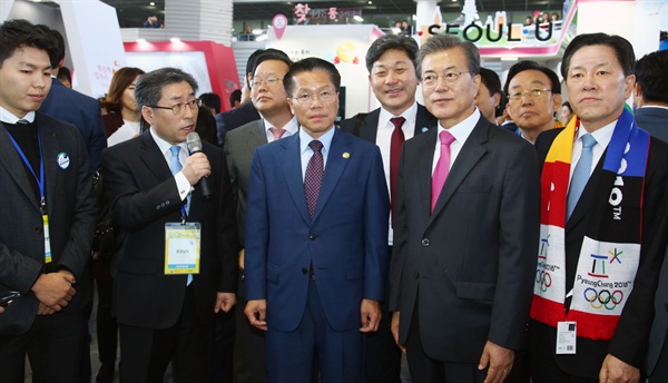 26일 여수세계박람회장에서 열린 ‘제5회 대한민국 지방자치박람회’에 참석한 문재인 대통령이 경남홍보관을 찾았다.