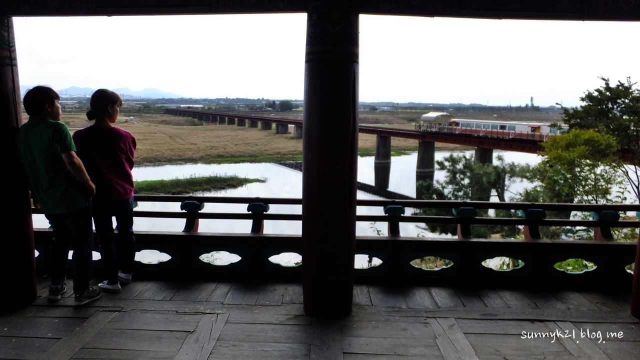 만경강과 관광지가 된 만경강 철교가 보이는 풍광좋은 정자 비비정. 