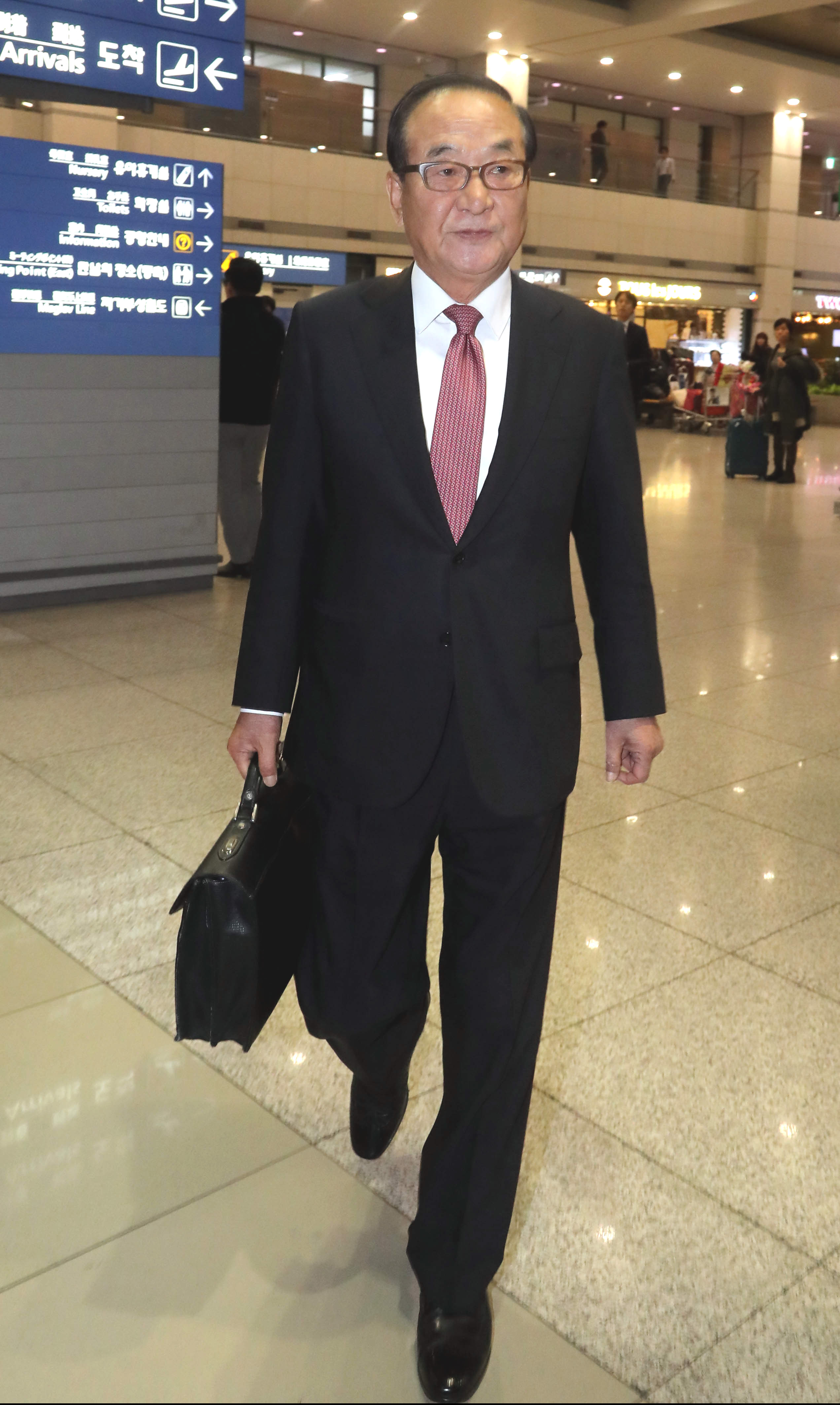 자유한국당 서청원 의원이 26일 해외 국정감사 일정을 마치고 일본에서 인천국제공항을 통해 귀국하고 있다.
