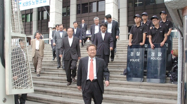 해임되어 KBS를 떠나는 정연주 당시 KBS 사장. 주위에 경찰이 배치되어 있다.