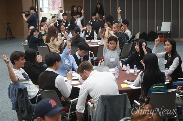  26일 오후 서울 성산동 마포중앙도서관에서 열린 ‘2017 오마이뉴스 글로벌 행복교육포럼’에 참석한 학생들이 ‘덴마크는 한국에서, 한국은 덴마크에서 무엇을 배울것인가’라는 주제로 이야기를 나누고 있다.