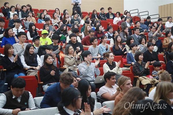 26일 오후 서울 성산동 마포중앙도서관에서 열린 ‘2017 오마이뉴스 글로벌 행복교육포럼’에 참석한 학생과 교사, 학부모들이 행복교육으로 앞장서고 있는 덴마크 교육에 대한 강연을 경청한 뒤 박수를 치고 있다.

