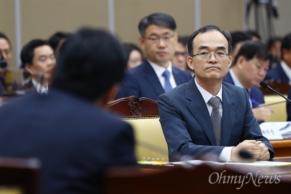 문무일 검찰총장이 27일 오전 서울 서초구 대검찰청에서 국회 법사위원회 대검찰청 국정감사에 출석해 질문을 듣고 있다. 