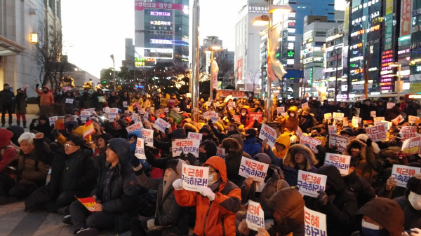  지난 1월 14일 오후 5시부터 울산 남구 삼산동 롯데백화점 정문 앞 광장에서 열린 촛불집회에서 참가자들이 구호를 외치고 있다. 이날 외친 구호 '박근혜 구속하라'는 성사됐지만 '신고리 5,6호기 백지화'는 무산됐다.