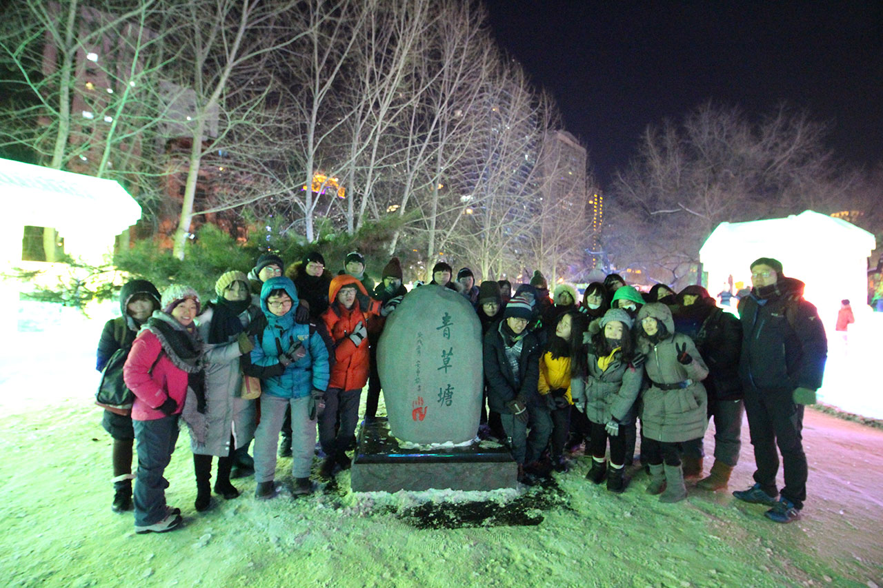 학생과 학부모와  함께 한 하얼빈 답사. 자오린 공원 안 안중근 의사의 유묵 /청초당' 비석 앞에서의 기념 촬영.
