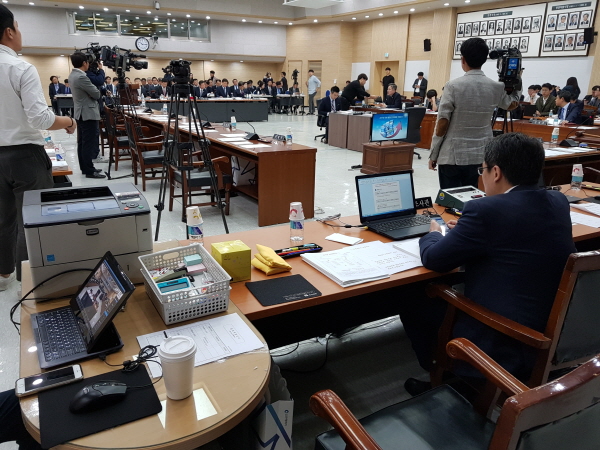  27일 열린 국회 행안위 인천 국감은 자유한국당 보이콧으로 자유한국당 의석이 텅 빈 채로 진행됐다.ⓒ이연수 기자