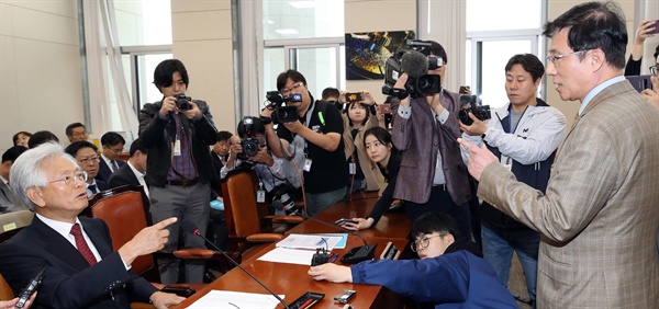  고영주 방송문화진흥회 이사장(오른쪽)이 27일 오후 국회 과학기술정보방송통신위원회에서 열린 국정감사에 출석해 위원장직을 대신하고 있는 더불어민주당 간사 신경민 의원과 설전을 벌이고 있다. 고 이사장이 이날 오찬시간 자유한국당 의원총회에 참석한 사실이 발단이 됐다.