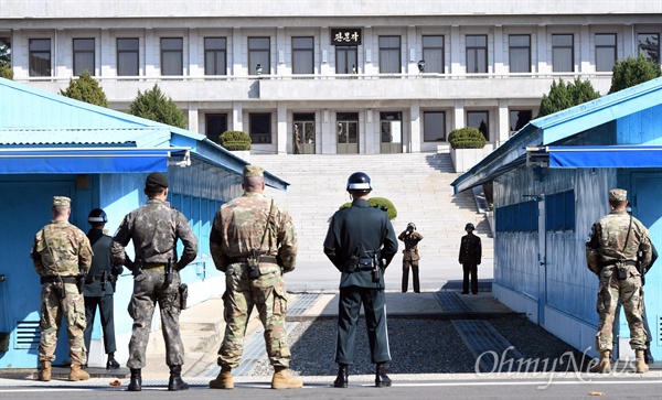 한-미 국방장관이 경기도 파주 판문점 공동경비구역(JSA)에서 대북 메시지를 발표한 지난 2017년 10월 27일 오후 북한 병사들이 남측을 바라보고 있다.