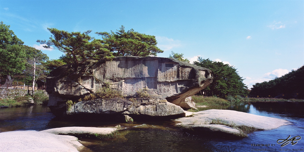 다른 각도에서의 거북바위 (SW612/Ektar100)이 사진만큼은 후보정이 들어갔다. '수영금지' 깃발이 쭉 늘어 선 것이 보기에 좋지 않아 소프트웨어를 이용하여 없앴다.