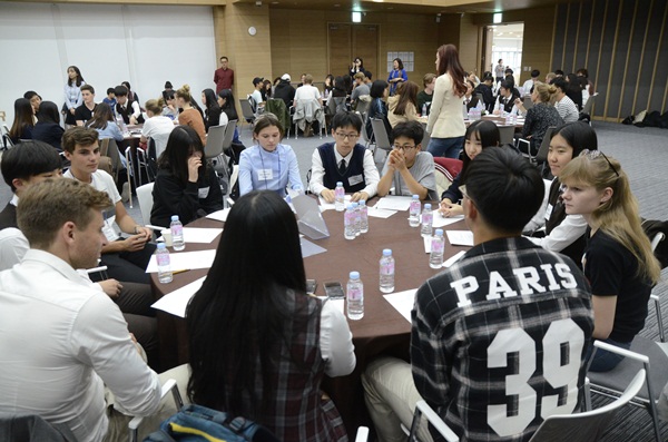 각자 자기 테이블에 앉아 집중해서 조별 토론에 임하고 있다.