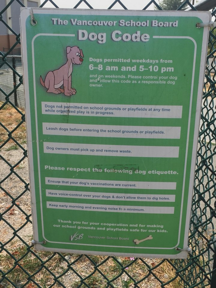 학교 운동장마다 설치된 'dog code'. 반려견이 학교운동장을 이용하는 규칙이 명시되어 있다. 