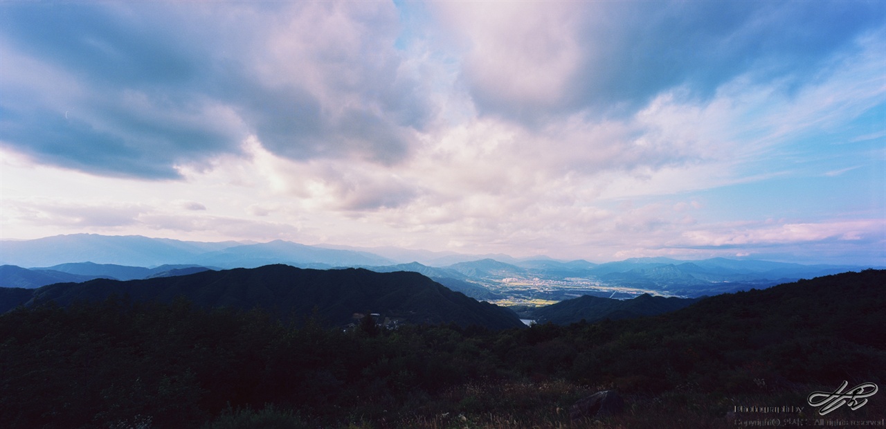 활공장에서 본 거창 (SW612/Ektar100)렌즈가 워낙 광각이라 읍내가 매우 작아보인다. 실제론 군 치고는 제법 큰 편이다.