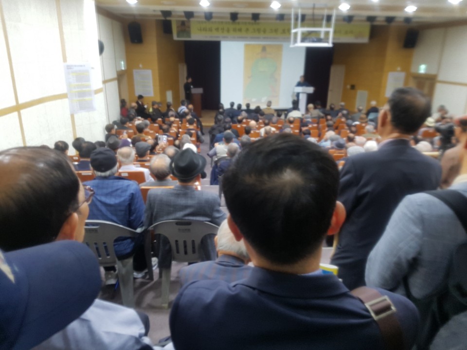 한글학회가 주최한 신숙주 탄신 600돌 학술대회에 수많은 청중이 참석하였다.