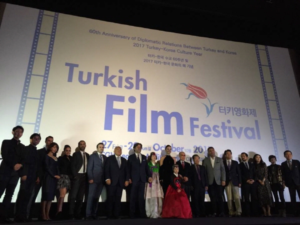  제1회 터키 영화제 개막작 <아일라> 상영관에서 출연진들이 기념사진을 촬영하고 있다.